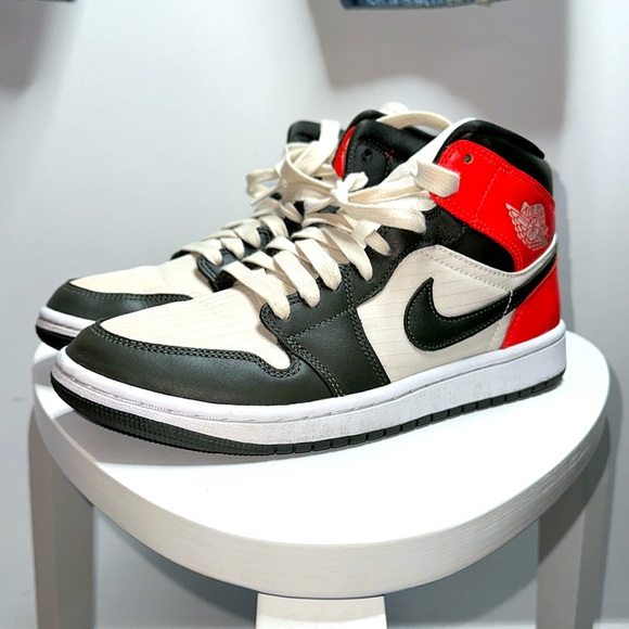 Nike 2021 Women’s  Air Jordan 1 Mid SE 'Newsprint' - Picture 2 of 7